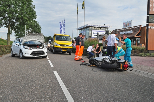 Motorrijder komt frontaal in botsing met auto aan de Van Andelstraat Waalwijk