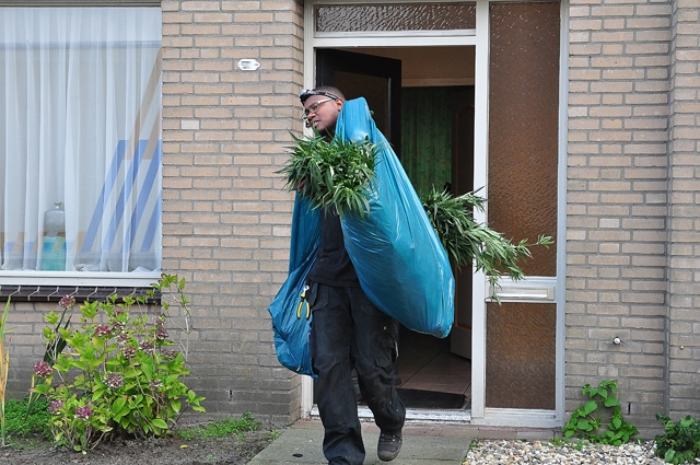 Slaapkamers ingericht als hennepkwekerij aan de Johan Straussstraat Waalwijk