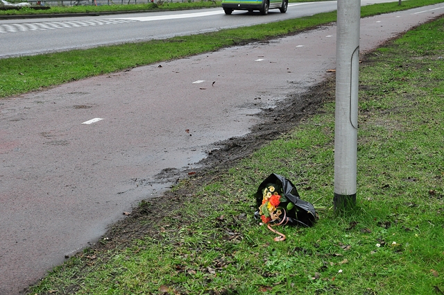Bloemen voor 38-jarige man uit Waalwijk na dodelijk ongeval aan de Altenaweg Waalwijk