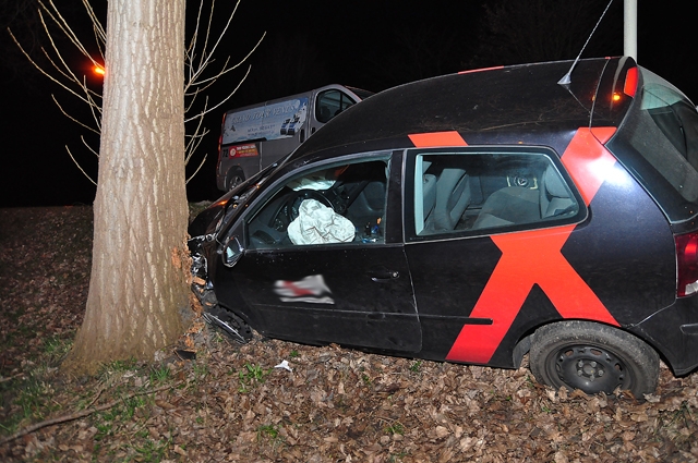 Bestuurder rijdt van talud en ramt boom aan de Emmikhovensestraat Waalwijk