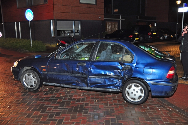 Auto’s botsen op kruising aan de Villa Dotterbloem Waalwijk