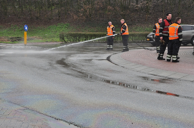 Brandweer reinigt wegdek aan de Van Andelstraat en omgeving Waalwijk