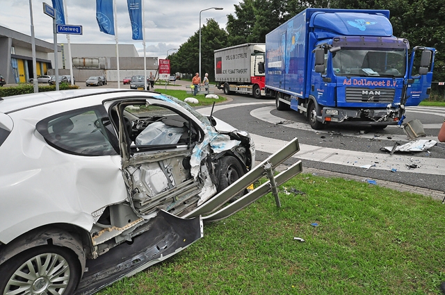 Vrachtwagen botst met auto aan de Kleiweg Waalwijk