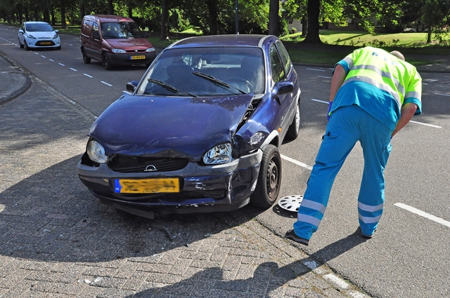 Auto’s botsen tegen elkaar op beruchte weg Groenewoudlaan Waalwijk