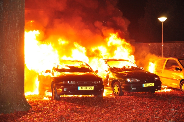 Twee auto’s gaan in vlammen op aan de Van Wielesteinstraat Waalwijk