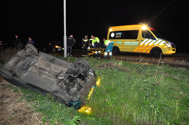 Auto belandt op z’n kop in de sloot aan de Weteringweg Waalwijk
