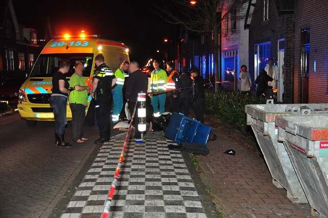 Pizzabezorger knalt op stalen container aan de Sint Antoniusstraat Waalwijk