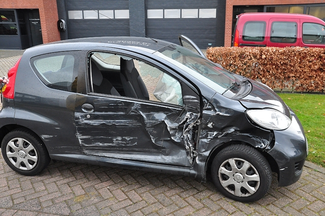 Auto’s zwaar beschadigd door aanrijding aan de Prof. Eijkmanweg Waalwijk