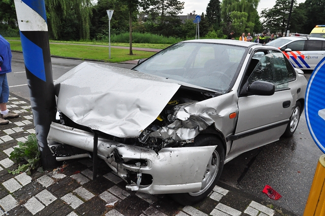 Auto’s botsen op elkaar op Akkerlaan in Waalwijk