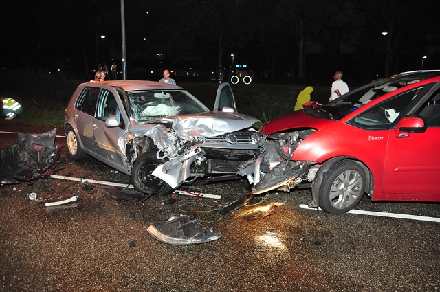 Auto’s botsen frontaal op elkaar in Waalwijk, vijf mensen naar ziekenhuis