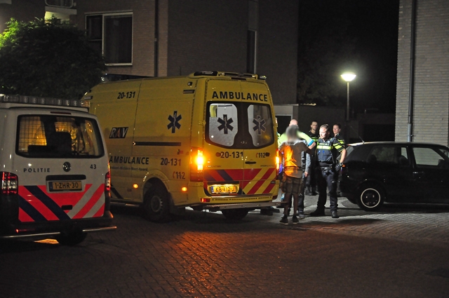 Gewonde man zit op straat in Waalwijk en weigert hulp van het ambulancepersoneel