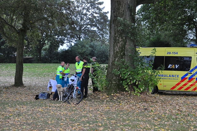 Omstanders vinden man op grasveld aan de Winterdijk Waalwijk