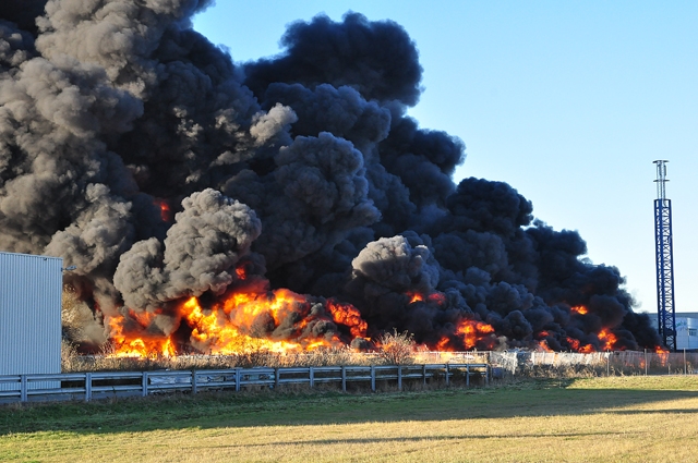 Sein ‘brand meester’ gegeven bij verwoestende brand bij kunststofgroothandel in Waalwijk