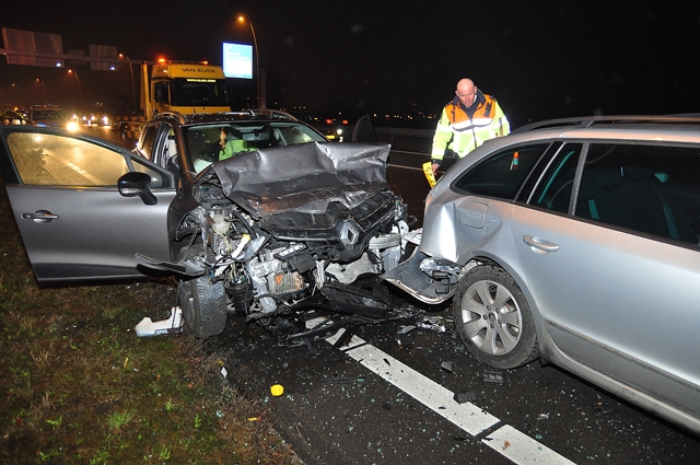 Flinke ravage op Midden-Brabantweg bij Waalwijk door botsing met meerdere auto’s