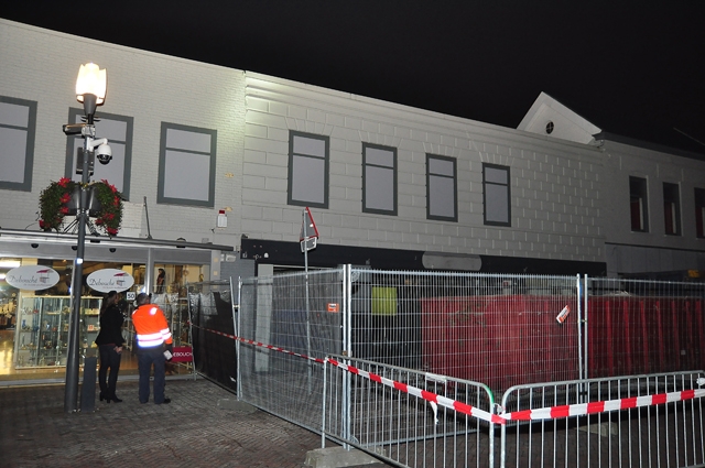 Omstanders zien scheuren bij winkelpand aan de Stationsstraat Waalwijk
