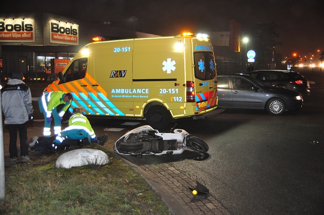 Scooterrijder gewond bij aanrijding in Waalwijk