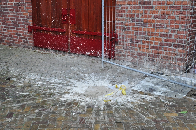 Bakstenen door de ruiten en zakken cement van steiger gegooid bij oude gemeentehuis Waalwijk