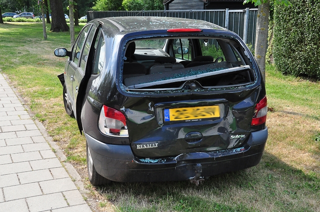 Bus klapt op rijtje auto’s, zwangere vrouw gewond naar het ziekenhuis