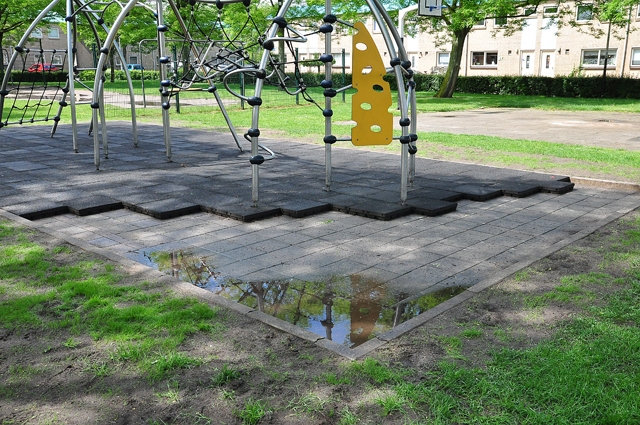 Rubberen tegels gestolen bij Waalwijkse speeltuin: ‘Onze kinderen zijn bestolen van een speelplek’