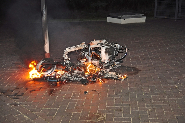 Scooter gaat in vlammen op aan de Kees en Henny de Ruijterstraat Waalwijk