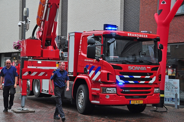 Nieuwe hoogwerker voor de brandweer Waalwijk trekt veel bekijks