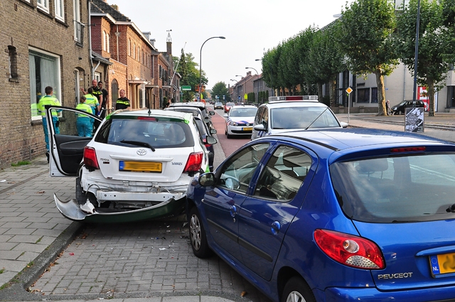 Automobilist wordt onwel en ramt geparkeerde auto’s in Waalwijk