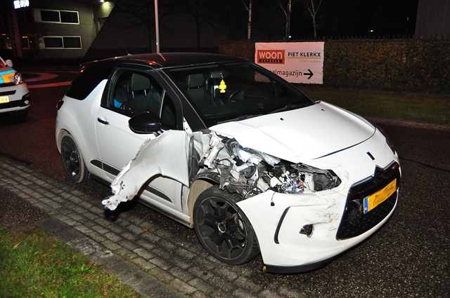 Twee auto’s botsen op kruising in Waalwijk
