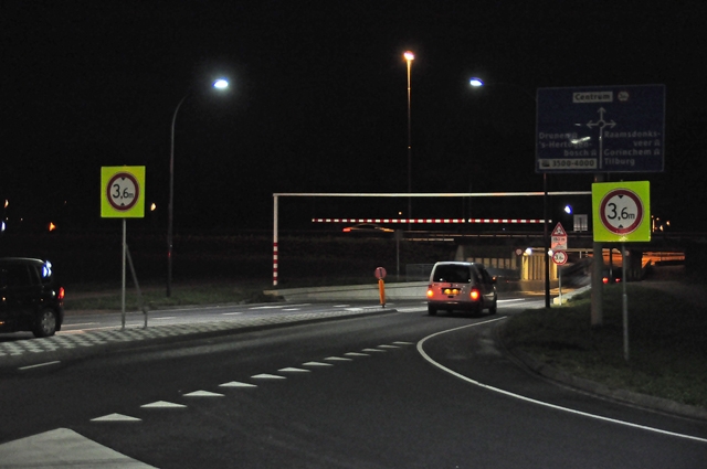 Vastrijden onder berucht viaduct verleden tijd? Rijkswaterstaat probeert ’t met borden