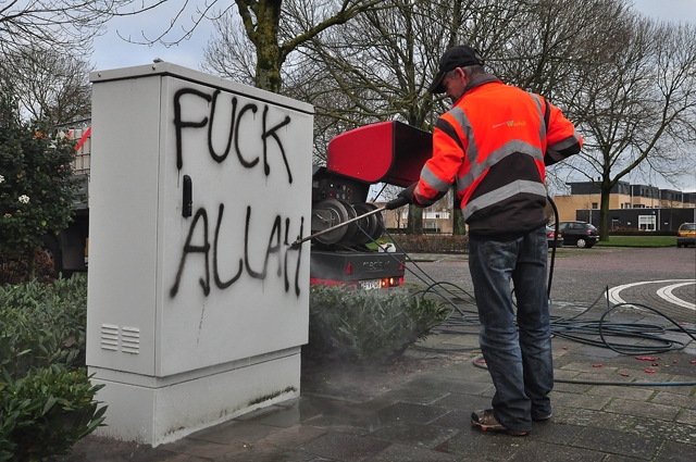 Vandalen spuiten ‘Fuck Allah’ op VRI-kast in Waalwijk
