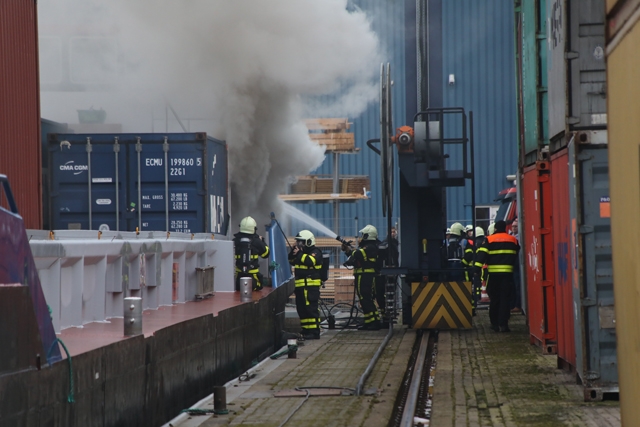 Brand op containerschip in Haven van Waalwijk, veel rookontwikkeling