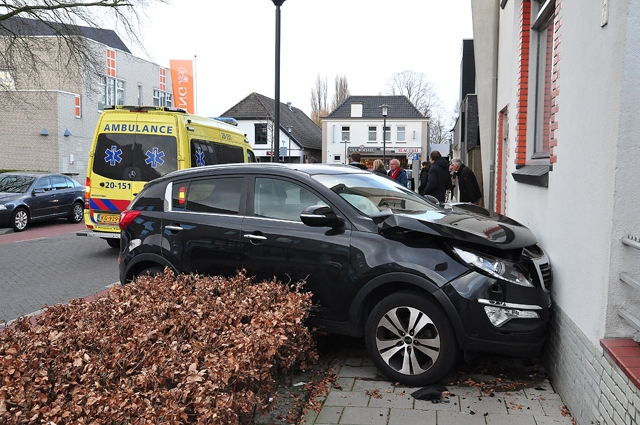 Vrouw rijdt met auto tegen huis in Waalwijk