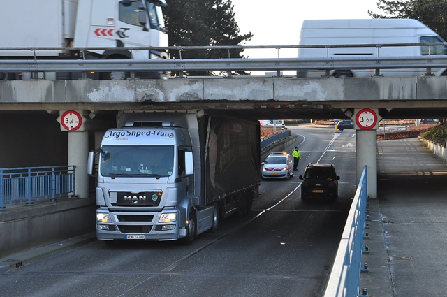 Vrachtwagen rijdt zich muurvast onder ‘beruchte brug’ in Waalwijk