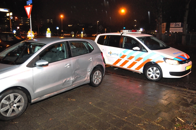 Auto’s botsen op elkaar bij Mandemakers Stadion in Waalwijk