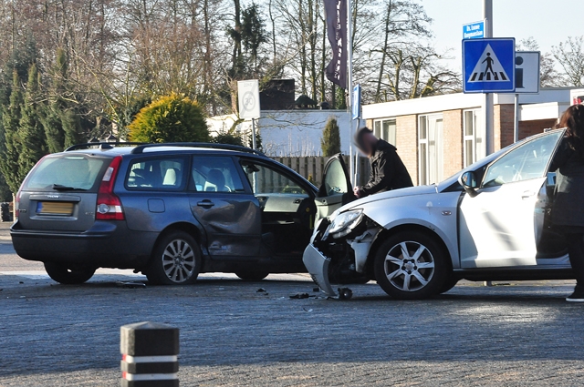Twee auto’s botsen in Waalwijk