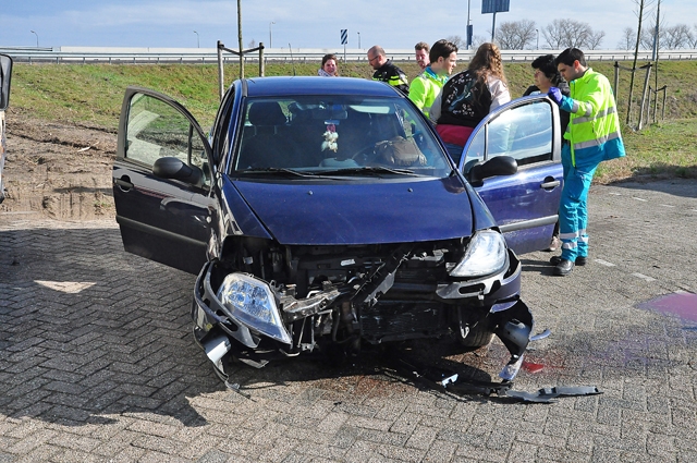 Auto vliegt uit de bocht bij Waalwijk en belandt op parkeerplaats