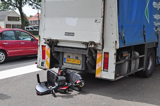Vrouw komt met scootmobiel in botsing met vrachtwagen in Waalwijk