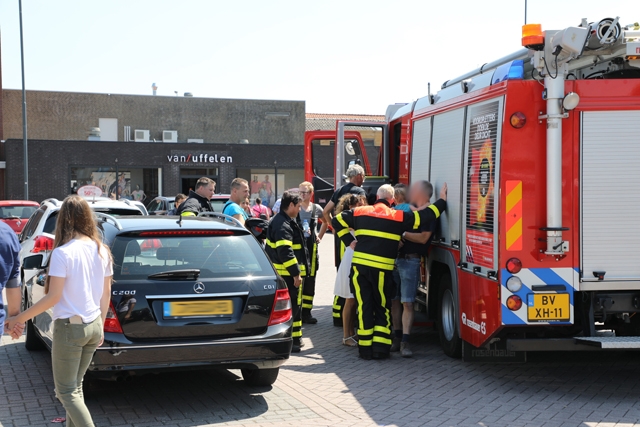 Peuter sluit zichzelf op in snikhete auto in Waalwijk
