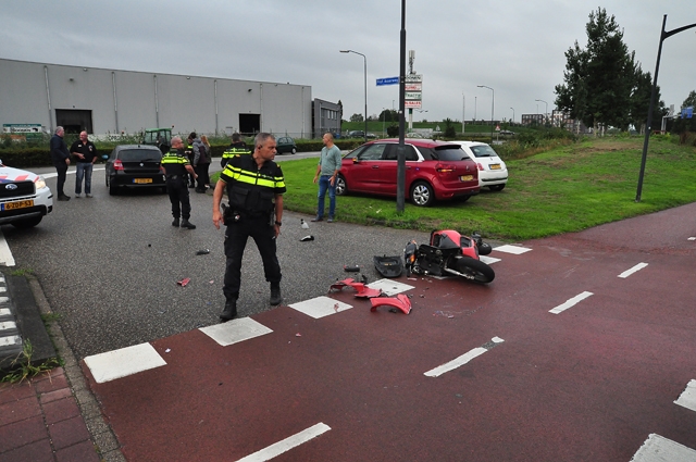 Overstekende scooterrijder botst op auto in Waalwijk