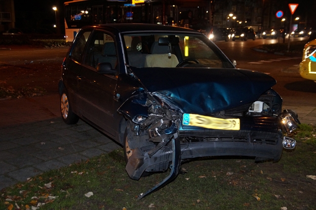 Auto botst tegen bus in Waalwijk; een persoon gewond