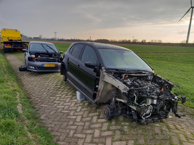 Drie gestolen auto’s gestript achtergelaten in polder bij Waalwijk