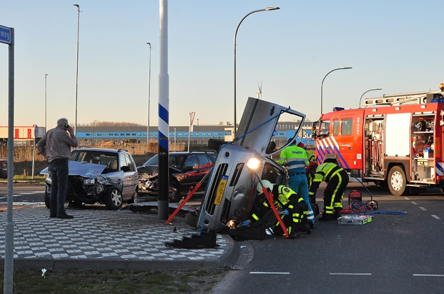 Auto belandt op zijn kant bij botsing tussen drie auto’s in Waalwijk