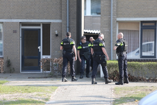 Zeven politieauto’s en helikopter naar huis in Waalwijk voor man die met legaal speelgoedwapen in eigen achtertuin zit