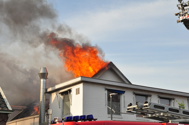 Zeer grote brand bij Asya Bakkerij in Waalwijk