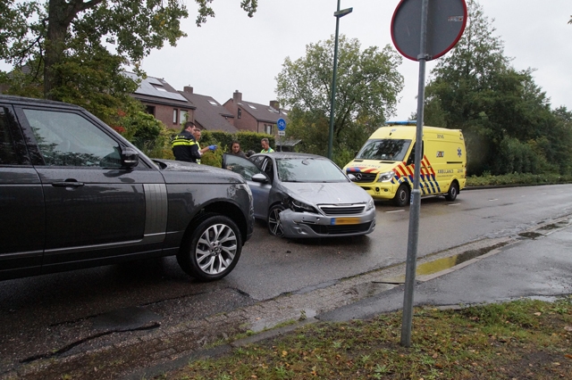 Drie auto’s botsen op elkaar in Waalwijk, grote schade aan voertuigen