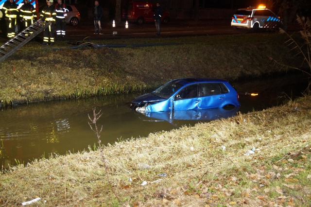 Auto duikt in water, ‘we zijn van de weg geraakt’, melden inzittenden