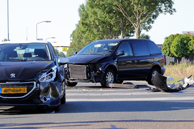 Auto’s botsen op kruising Kleiweg in Waalwijk