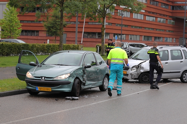 Drie auto’s botsen tegen elkaar aan de Taxandriaweg Waalwijk
