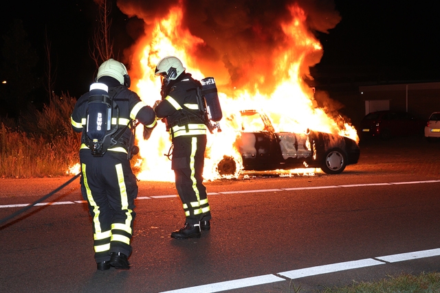 Auto gaat in vlammen op aan het Vooreinde Waalwijk