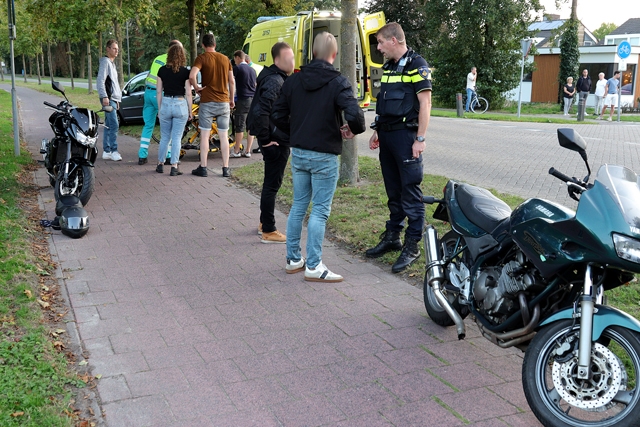 Motorrijder en fietser botsen tegen elkaar aan de Burgemeester Smeelelaan Waalwijk
