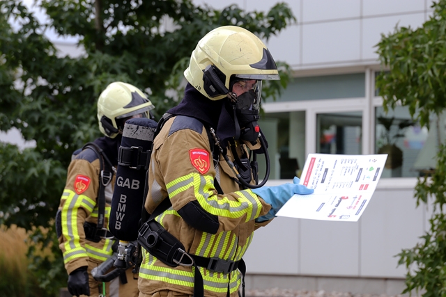 Brandweer oefening bij Maiburg schuurtechniek aan de Schutweg Waalwijk